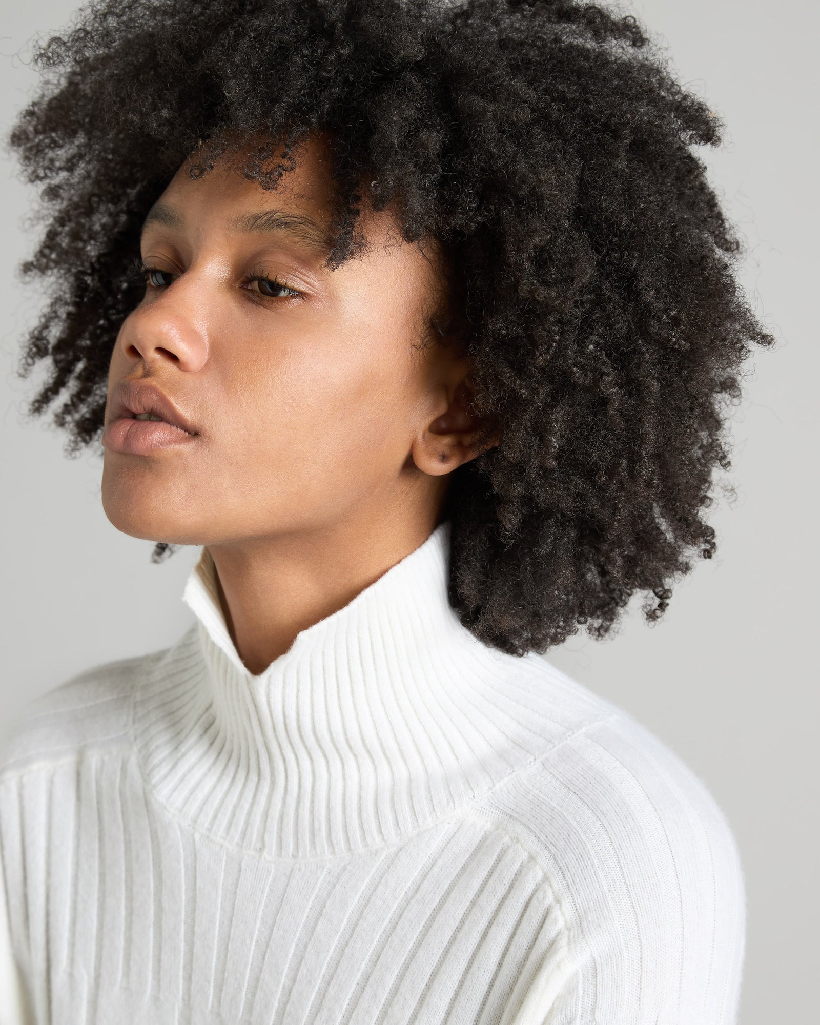 White turtle-neck sweater in kid cashmere 3