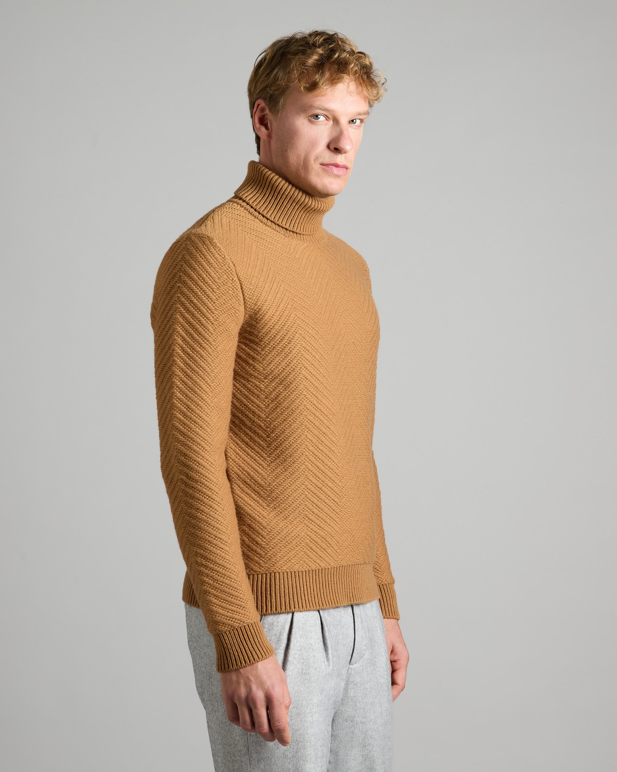 Brown turtleneck sweater in kid cashmere 2