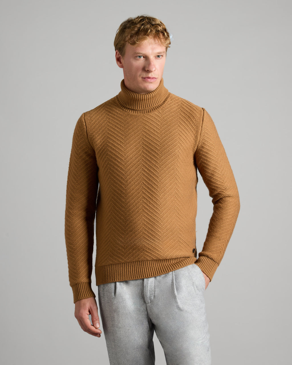 Brown turtleneck sweater in kid cashmere