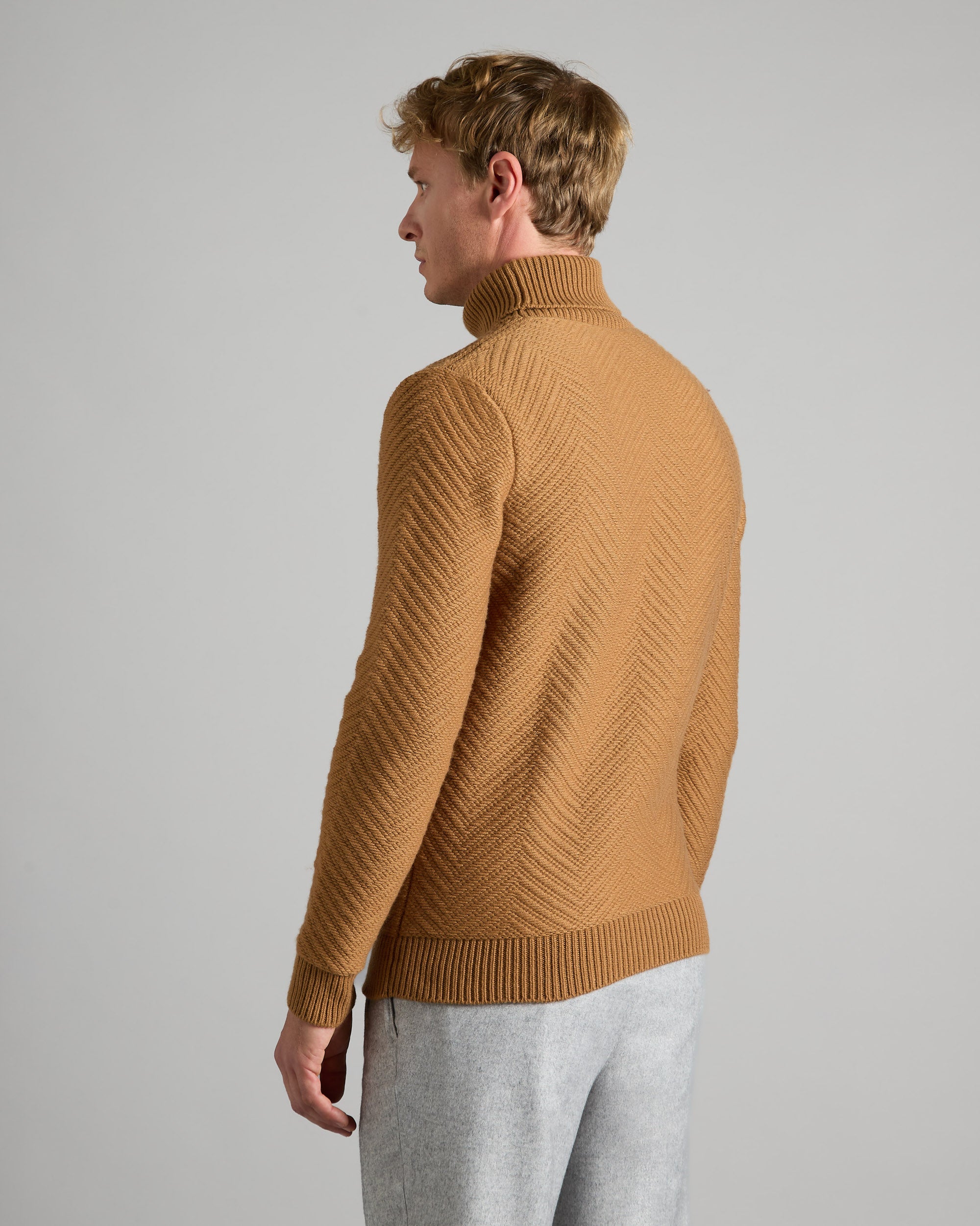 Brown turtleneck sweater in kid cashmere 4