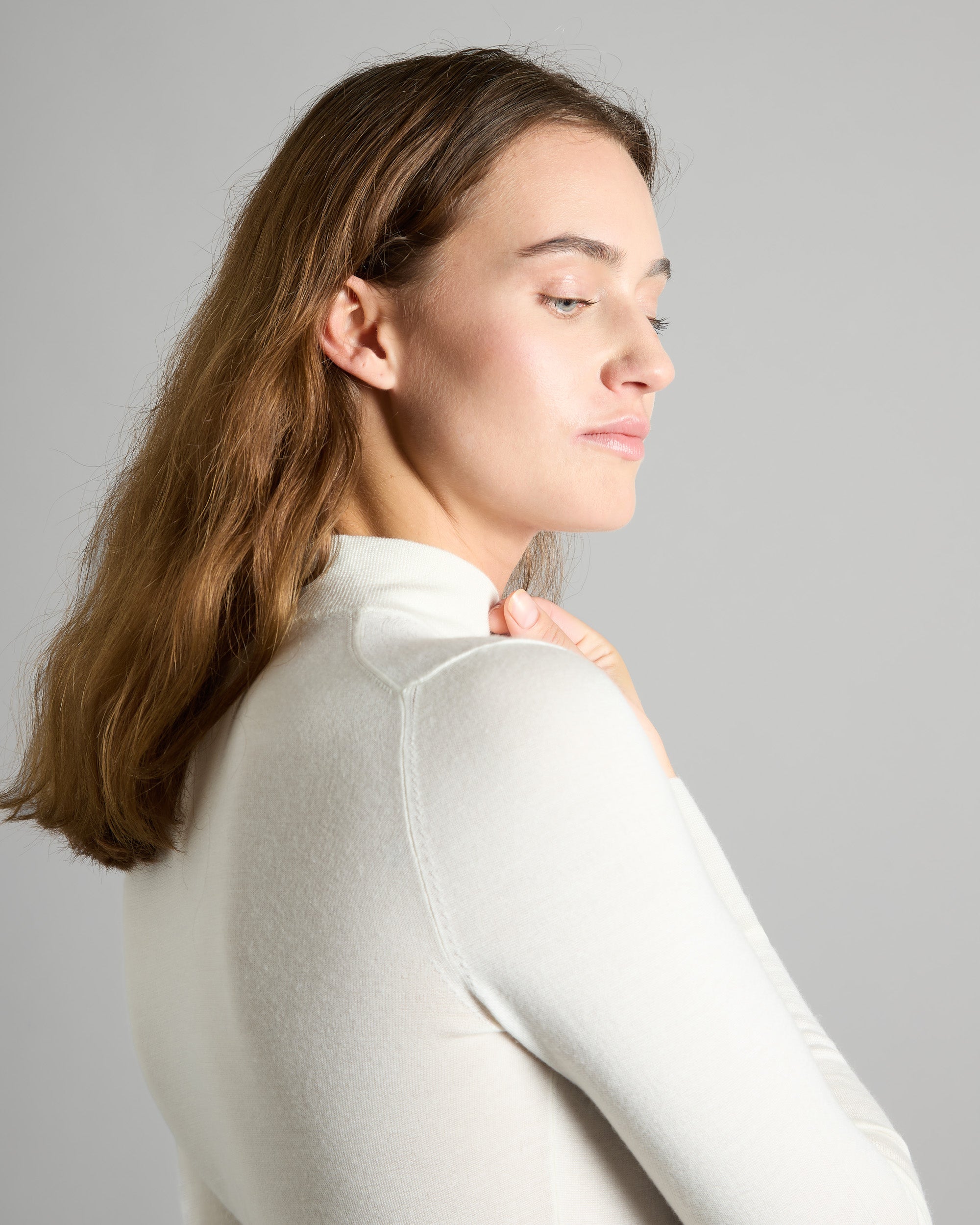 White cashmere and silk chimney collar sweater