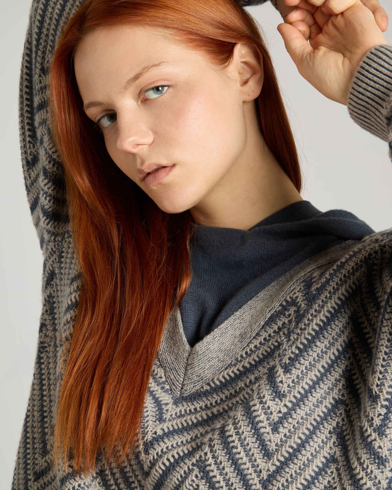 Two-tone chevron V-neck sweater in Kid Cashmere 3