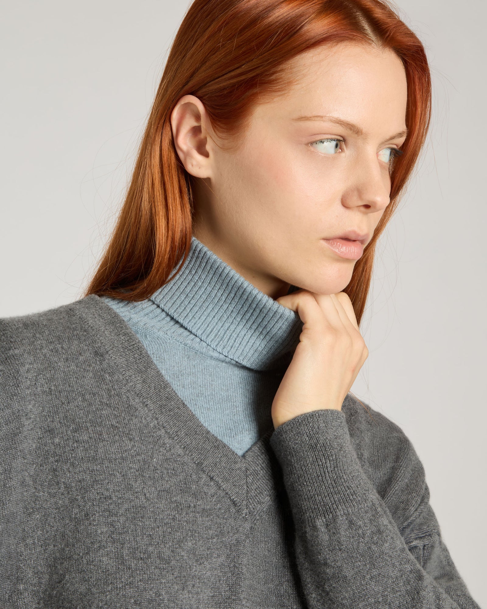 Oversized V-neck sweater in Kid Cashmere 3