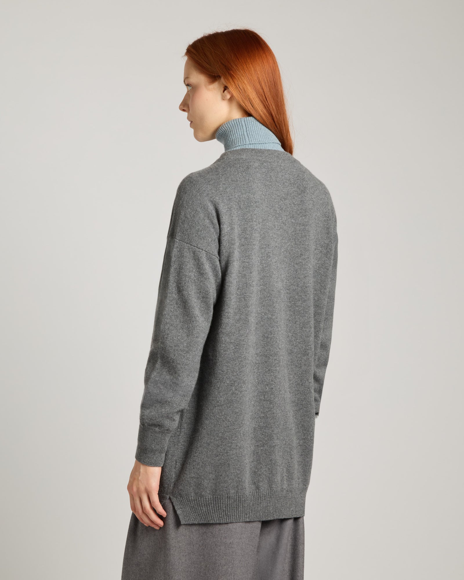 Oversized V-neck sweater in Kid Cashmere 4