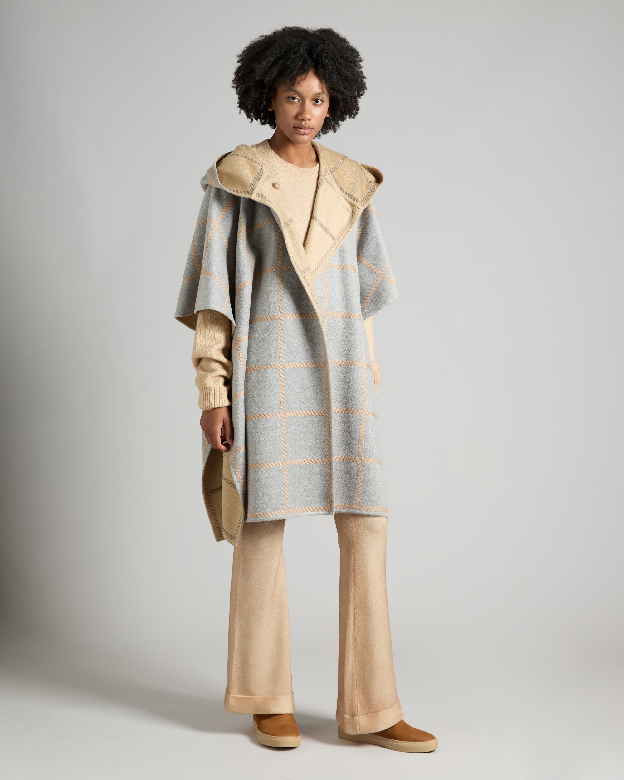 Cape with embroidery in two-tone double Cashmere