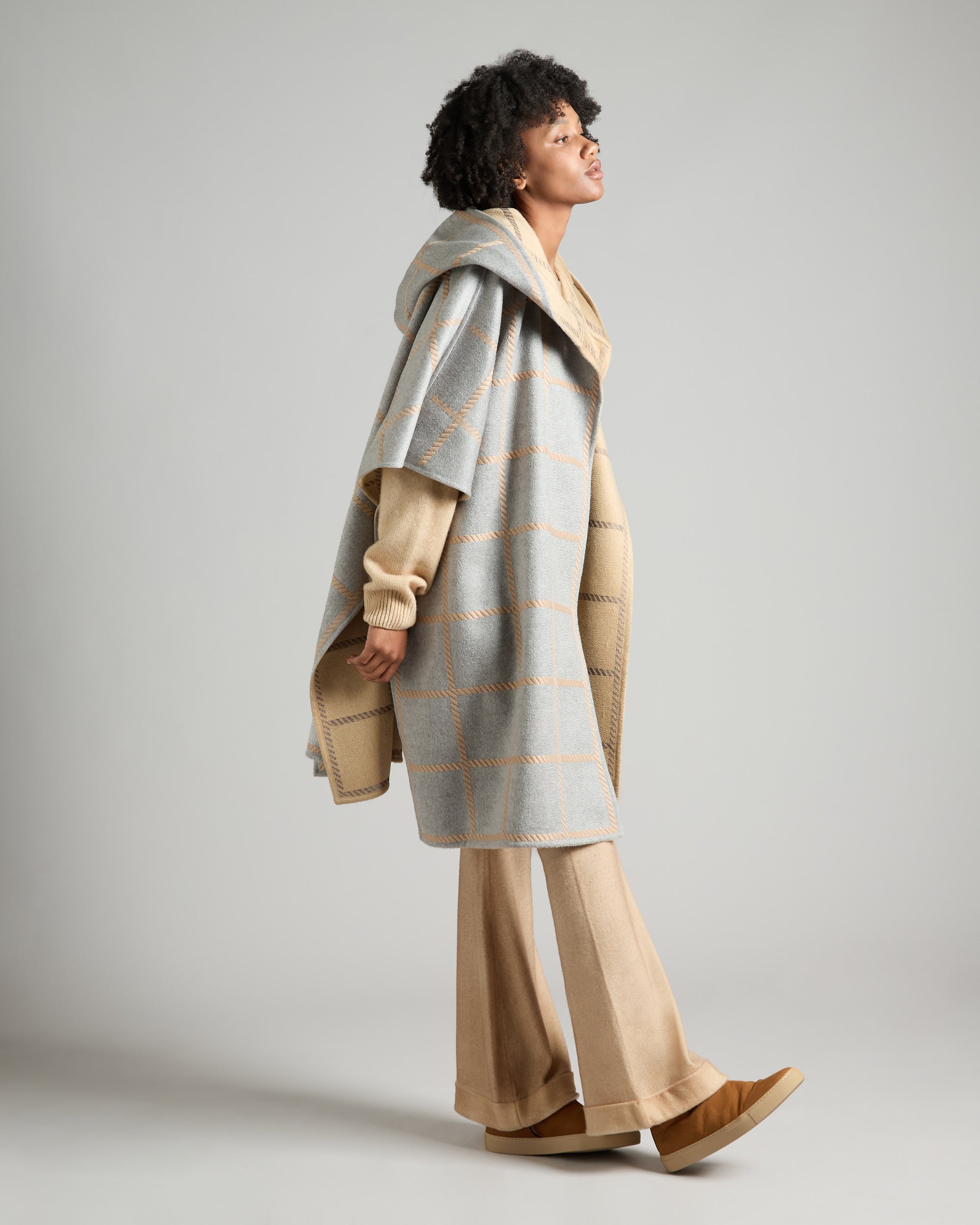 Cape with embroidery in two-tone double Cashmere