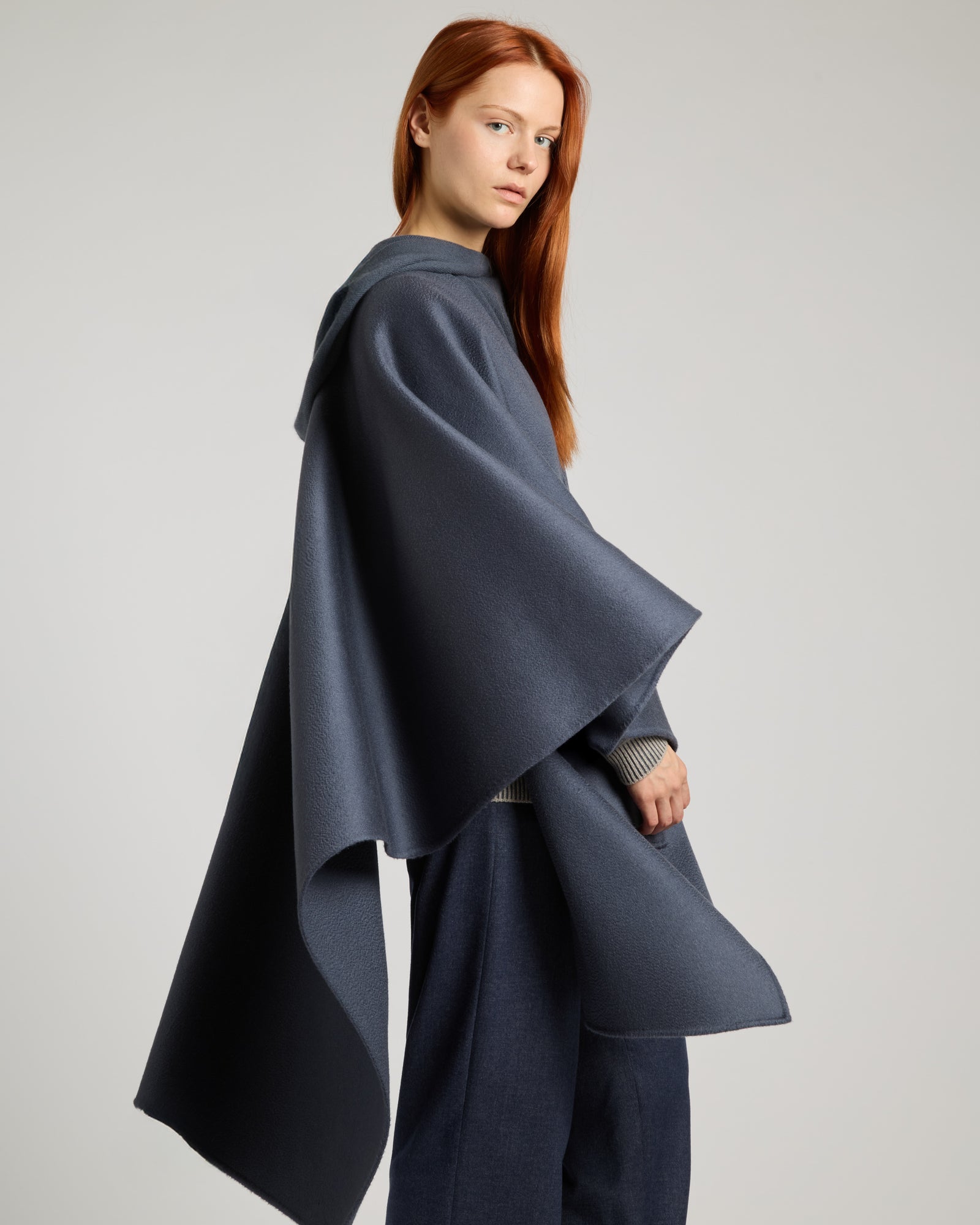 Double cashmere cape 903