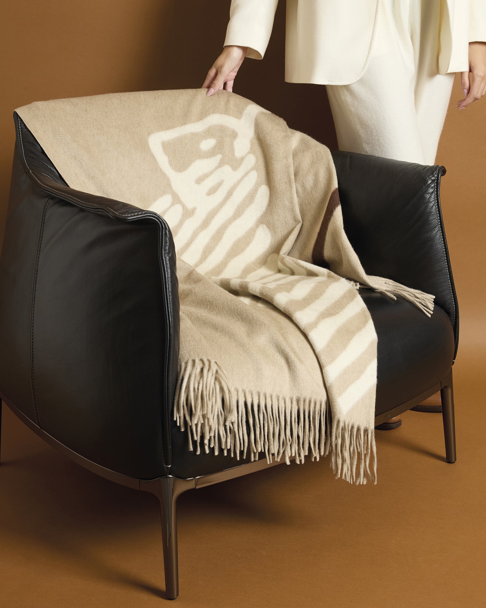 Beige pure cashmere plaid with logo 2