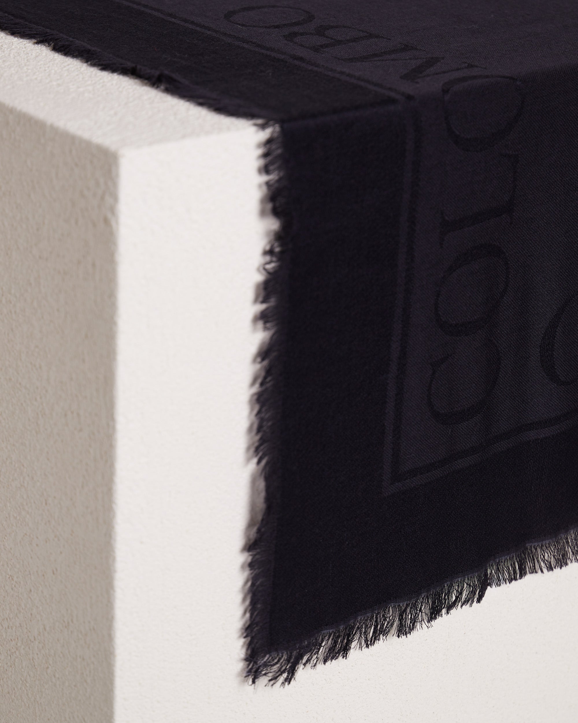 Black carré with Colombo logo 2