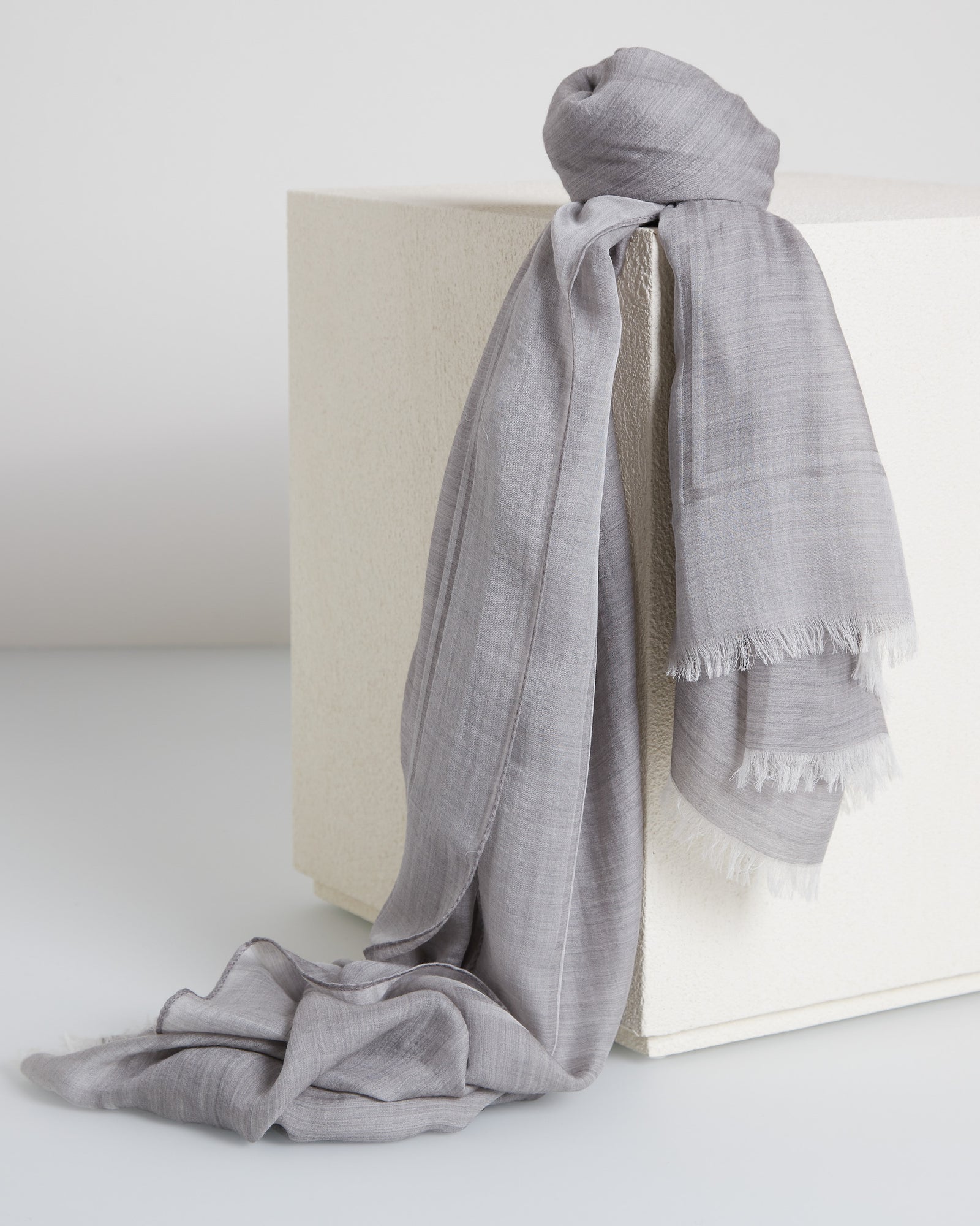 Wrapping stole with Colombo logo.