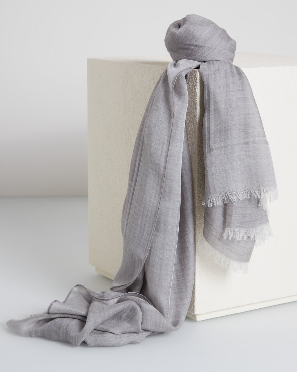 Wrapping stole with Colombo logo