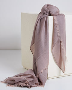 Wrapping stole with Colombo logo.