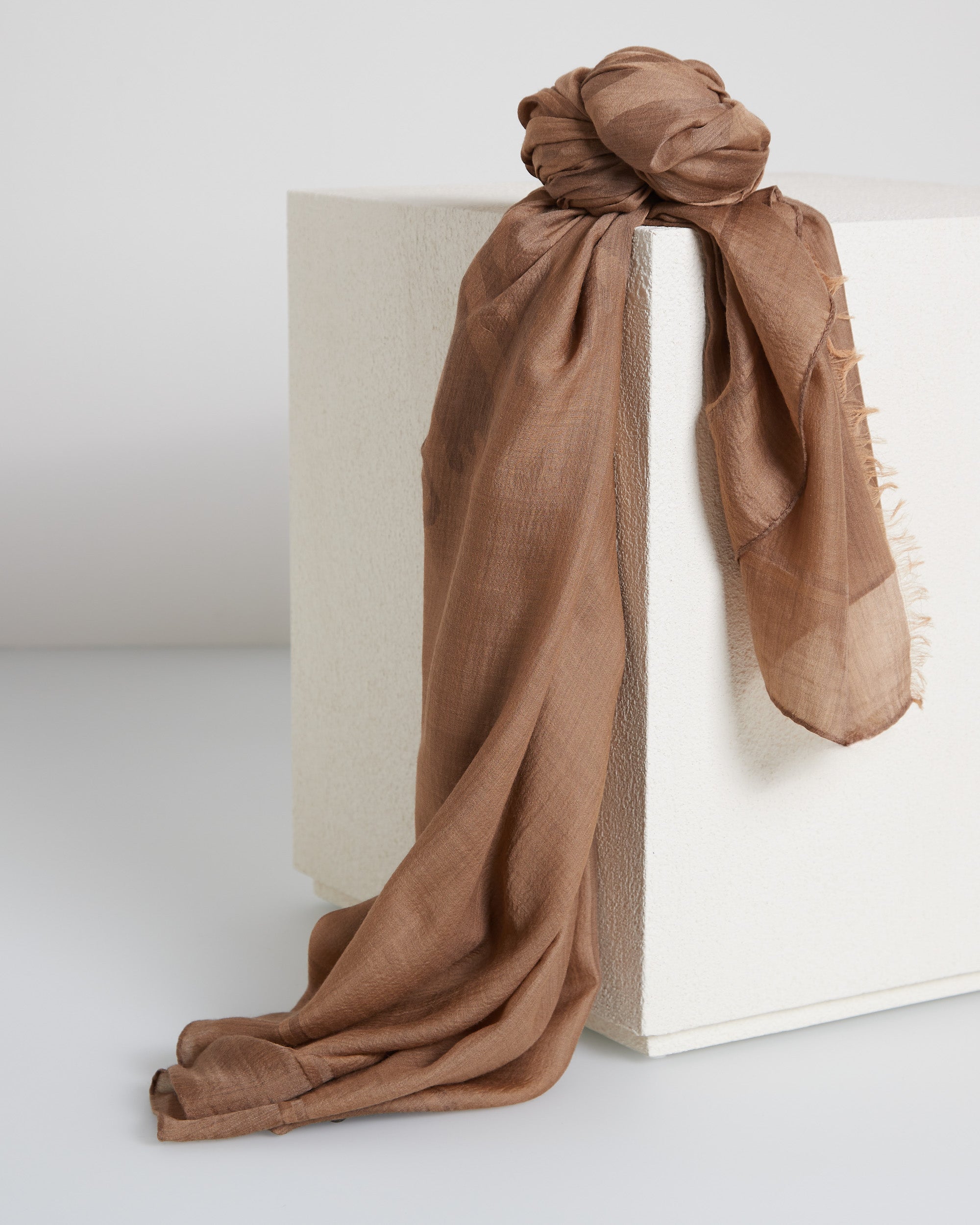 Wrapping stole with Colombo logo.