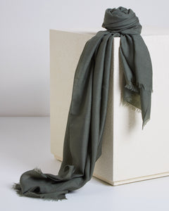 Stola in cashmere e seta verde-grigio